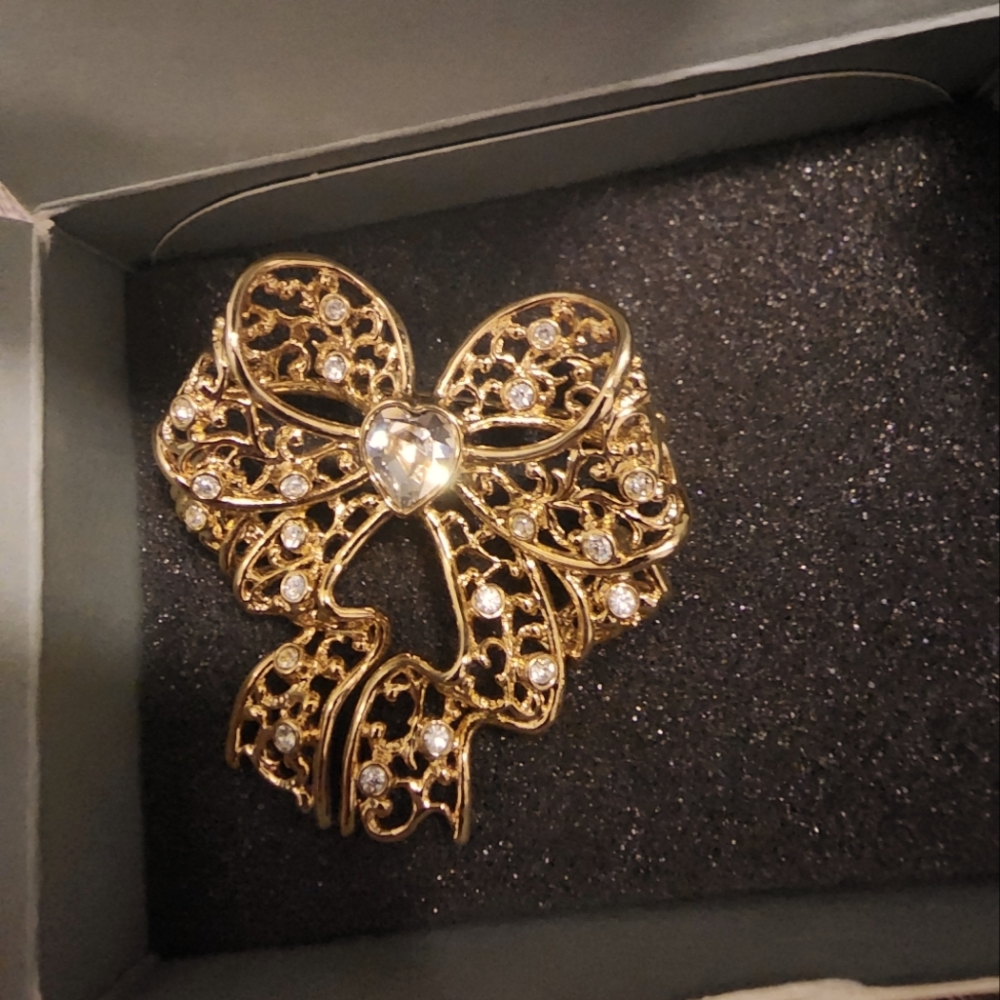 Smithsonian Institute Brooch Pin Gold Tone Bow with Rhinestones